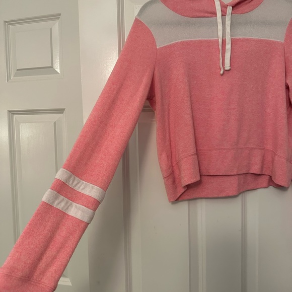 Hollister woman’s junior cropped sweatshirt size small - Picture 2 of 5